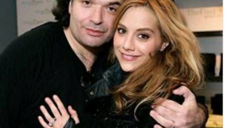 Oči su joj bile toliko udubljene i delovala je tako tužno. Bila je u velikoj boli. Noge su joj bile slabe i nije mogla sama da ustane