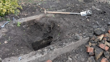 Jedan muškarac iznenadio se kada je tokom sređivanja svoje bašte naišao na tajanstvenu betoniranu rupu, skrivenu ispod sloja zemlje
