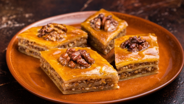 baklava sa orasima i medom