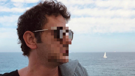 Vladan Spiridonović Spirko iz Niša poginuo je u subotu u teškoj saobraćajnoj nesreći u crnogorskom mestu Zagorak. On je u svom gradu bio popularni di-džej.