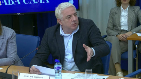 Poslanik Nove srpske demokratije Jovan Vučurović danas je na Odboru za politički sistem, pravosuđe i upravu izjavio da treba vratiti Njegoševu kapelu na Lovćen, kako bi se Crna Gora pomirila.
Na odboru se raspravlja o predlogu Zakona o statusu potomaka dinastije Petrović Njegoš.