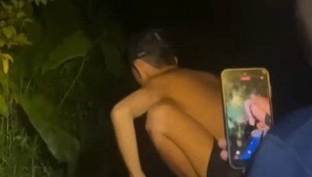 Na indonežanskom ostrvu Borneo dogodio se jeziv incident kada je turistički vodič Heru tokom vožnje čamcem doživeo susret sa gigantskim pitonom