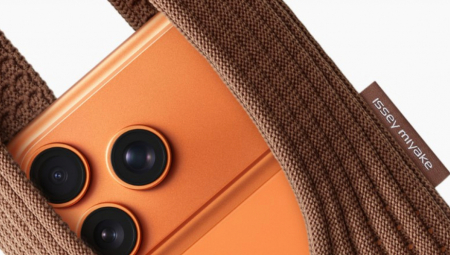 Američka tehnološka kompanije Epl je u saradnji sa modnom kućom Isej Mijake najavila novi modni dodatak za ajfon (iPhone Pocket), pletenu torbicu koje mnoge podseća na čarapu, a novi proizvod će biti dostupan od 14. novembra po ceni od čak 229,95 dolara.