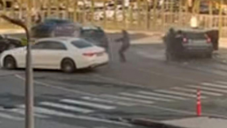 Na objavljenom snimku se vidi kako napadači prilaze automobilu u kojem se nalazio albanski mafijaš Gilmando Dani i pucaju na njega