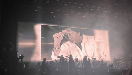 Prvo je održao emotivan govor pred publikom i pozdravio prijatelje i kolege koji su prisustvovali, nakon čega se dogodila neočekivana situacija