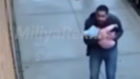 Džejson Miler (25) iz Teksasa šetao je ulicom kada je ugledao užasnu scenu – beba je visila sa balkona na petom spratu