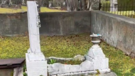 U mirnom delu groblja Načez u američkoj državi Misisipi, među starim nadgrobnim spomenicima i anđeoskim figurama, nalazi se grobnica koja više od jednog veka privlači radoznale posetioce