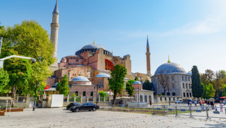 Da je srpski jezik bogat turcizmima, nije nikakva novost. Mnoge reči preuzete iz turskog jezika karakteristične su za narode koji su vekovima živeli pod vlašću Osmanskog carstva – poput Grka, Bugara, Jermena, a naravno i Srba