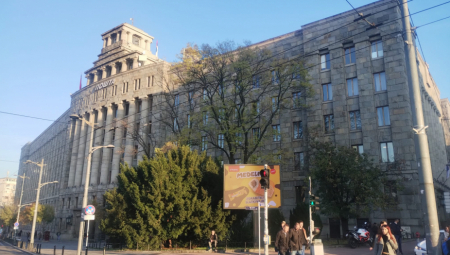 Na krovu Glavne pošte u Takovskoj ulici, u centru Beograda, došlo je do požara