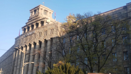 Zbog dima iz spoljne jedinice klima uređaja na sedmom spratu Glavne pošte u Takovskoj, danas su na ovoj zgradi intervenisali vatrogasci, rečeno je Tanjugu u Pošti Srbije