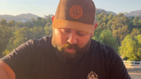 Poznati američki gastro influenser Majkl Duarte, poznat kao „FoodwithBearHands“, tragično je preminuo nakon što je upucan u policijskoj intervenciji u Teksasu. Incident je izazvao šok među njegovim više od dva miliona pratilaca, a porodica i prijatelji pokrenuli su GoFundMe kampanju za sahranu i transport tela.