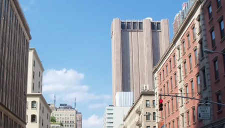 Ogroman soliter bez prozora, koji je izgrađen 1974. godine, intrigira građane Njujorka i brojne turiste.