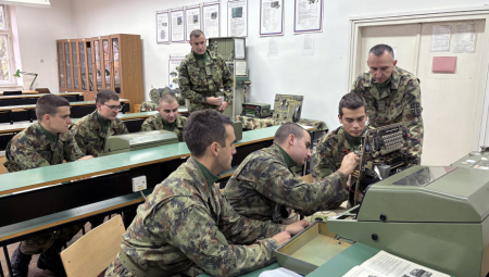 Novi zakon o vojsci omogućiće profesionalnim vojnicima bolji status i izvesniju budućnost, rekao je za RTS ministar odbrane Bratislav Gašić. Ministar kaže da pripreme za vraćanje obaveznog vojnog roka idu prema planu, a da je boravak u kasarnama od 75 dana optimalno rešenje u ovom trenutku.