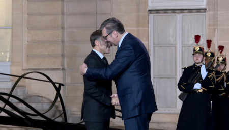 Predsednik Srbije, Aleksandar Vučić, večeras je u Parizu, gde ga očekuje radna večera sa predsednikom Francuske Emanuelom Makronom.