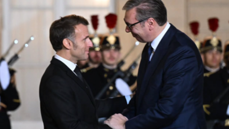 Ovaj susret je ujedno i prilika da predsednika Makrona pozovem da ponovo poseti Srbiju, poručio je predsednik Vučić