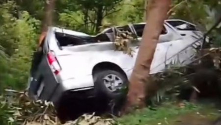 Pet osoba je poginulo kada je minibus koji je prevozio kineske turiste jutros udario u drvo na ostrvu Bali