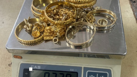 Carinski službenici su na graničnom prelazu Gradina, u saradnji sa policijom, sprečili pokušaj krijumčarenja zlatnog nakita, vrednog oko 12.000 evra.