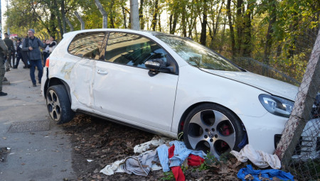 Dve osobe povređene su juče na trotoaru u 12.30 časova u Ulici Bahtijara Vagabzade, u beogradskom naselju Banjica, kada je na njih naleteo automobil marke „golf“ koji je sleteo sa kolovoza. Suvozač tog vozila Luka (19) kaže za naš list da je njegov prijatelj (21) koji je vozio pokušavao da izbegne sudar s drugim automobilom.