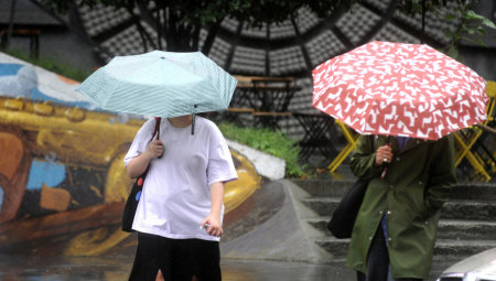 U Srbiji će sutra iznad većeg dela zemlje biti malo i umereno oblačno, toplo i vetrovito, tek ponegde sa kratkotrajnom kišom, a na istoku se ujutro očekuju magla i niska oblačnost, koja će se zadržati duže u toku dana, saopštio je Republički hidrometeorološki zavod (RHMZ).