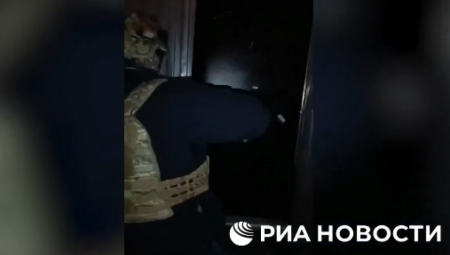 Ruska FSB sprečila pokušaj atentata na visokog zvaničnika u Moskvi. Tri saučesnika, uključujući ilegalnog migranta i dvojicu Rusa, uhapšeni su, a kamera sakrivena u vazi sa cvećem otkrila plan napada. Incident otvara pitanje pripreme sličnih napada širom Rusije.