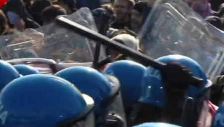 Tokom marša Petkom za budućnost u Torinu (Italija), izbili su ozbiljni sukobi ispred i unutar kancelarija Metropolitan Sitija na Korso Ingiltera. Demonstranti su prvo gađali ulaz jajima i dimnim bombama. Policija je čuvala glavni ulaz, ali je grupa uspela da uđe kroz sporednu kapiju u Ulici Kavali