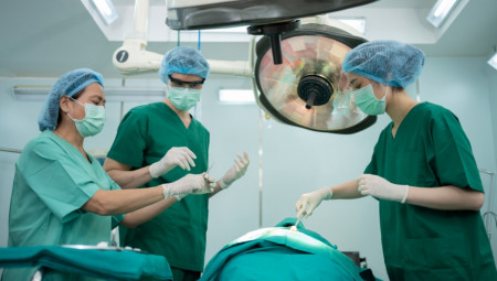 Fejslifting je doživeo novi talas popularnosti, delom zahvaljujući javnim ličnostima poput Kris Džener, koja je nedavno izazvala pažnju zbog svojih estetskih zahvata