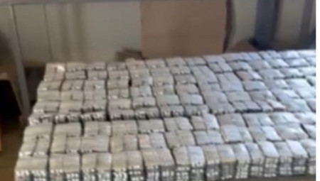 Zajedničkom akcijom carine i policije na graničnom prelazu Šid 14. novembra 2025. godine sprečen je pokušaj krijumčarenja gotovo 500.000 tableta psihoaktivnog leka ''bensedin''.