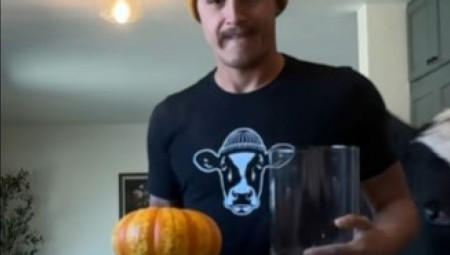 Momak koji pokušava da napravi kafu dok mu krava Brus „pomaže“ postao je apsolutni hit na društvenim mrežama