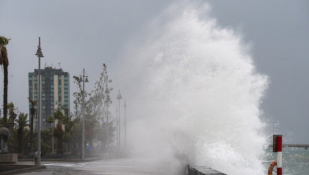 Oluja Klaudija donela je obilne padavine i poplave delovima Velike Britanije, pri čemu je Meteorološka služba navela da je u jednom gradu u Lesterširu palo gotovo 100 milimetara kiše od juče ujutro