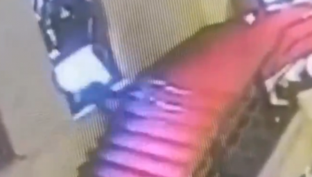 Političar Emanuele Kani iz Sardinije doživeo je nesreću dok je na prijemu u Ministarstvu preduzeća i "Made in Italy" u Rimu, pao silazeći niz stepenice i glavom razbio staklo, tačnije vitražno staklo neprocenjive vrednosti pod nazivom "Labour Charter" umetnika futuriste Maria Sironija