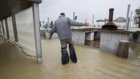 Zbog intenzivnih padavina i jakih vetrova koji su pogodili Liguriju zabeležene su oko 252 intervencije vatrogasaca u tom italijanskom regionu