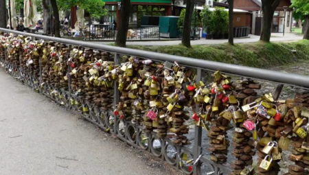 Popularan Most ljubavi u Vrnjačkoj Banji je mesto na kom se ostavljaju katanci sa raznim porukama, a Milovanova poruka od pre 2 godine i dalje privlači pažnju.