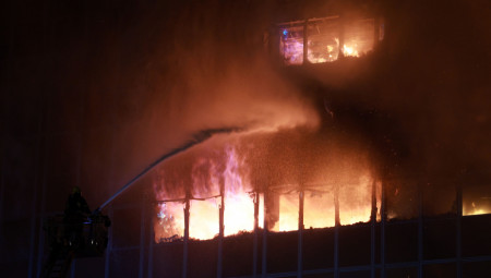 Plamen je zahvatio više spratova, a situacija je i više nego alarmantna