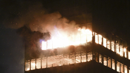 Sumnja se da je prvoosumnjičeni u ponedeljak 17. novembra oko 21.50 sati na Slavonskoj aveniji zajedno s drugoosumnjičenim 18-godišnjakom došao do zgrade Vjesnika gde su zajedno preskočili ogradu i ušli u krug navedenog trgovačkog društva