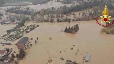 Širom pogođenih područja, nabujale reke poplavile su nekoliko gradova