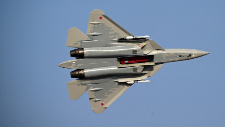 Rusija je zvanično započela ciklus izvoza svog najnaprednijeg borbenog aviona pete generacije, Su-57E, što predstavlja prekretnicu u domaćem vazduhoplovstvu