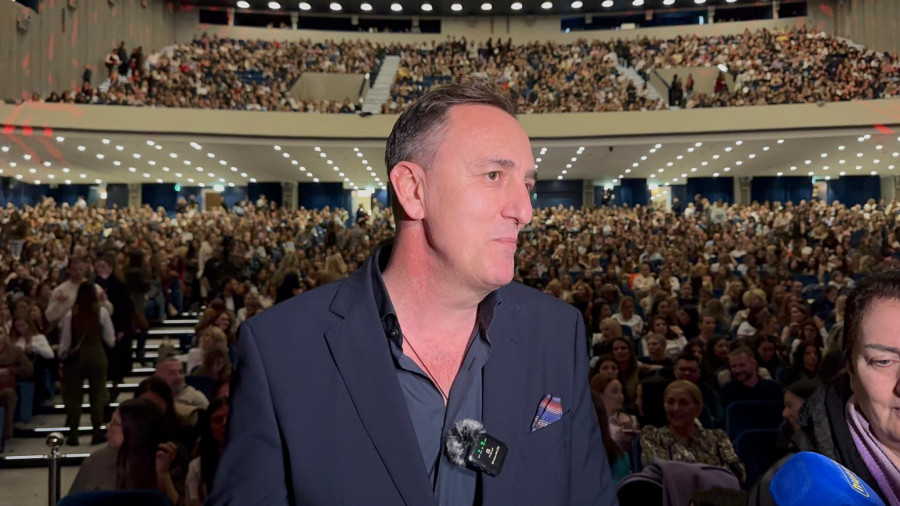 POZNATI SE SJATILI NA KONCERT EMINE JAHOVIĆ Maja Berović otkrila od koje pesme koleginice je najviše zaradila, a Jelena Ilić se odmah osvrnula na Gastoza i Anđelu