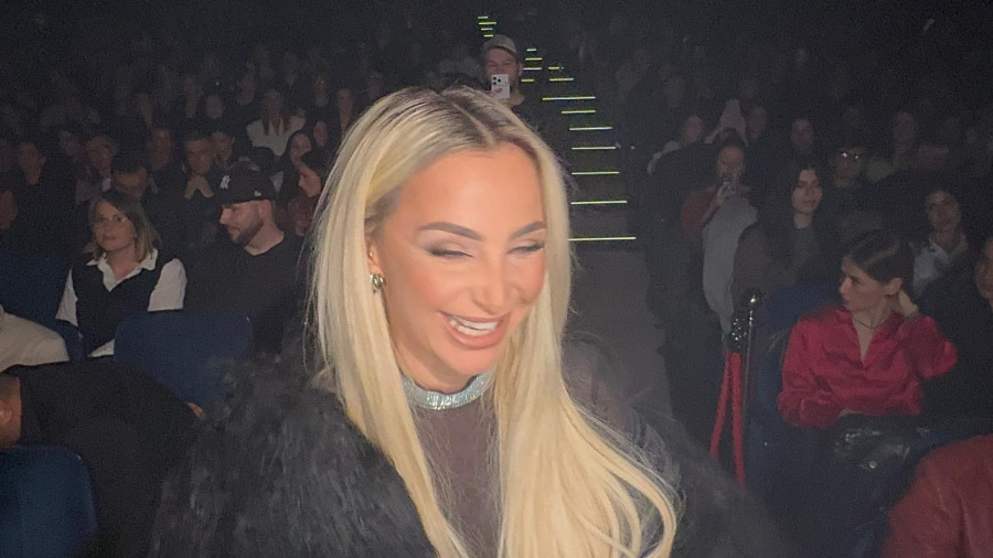 POZNATI SE SJATILI NA KONCERT EMINE JAHOVIĆ Maja Berović otkrila od koje pesme koleginice je najviše zaradila, a Jelena Ilić se odmah osvrnula na Gastoza i Anđelu