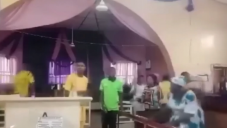 Najmanje dve osobe su ubijene, a sveštenik i više vernika oteti su u oružanom napadu na crkvu u mestu Eruku, u centralnoj Nigeriji, saopštila je danas lokalna policija, dok svedoci navode da je broj žrtava veći