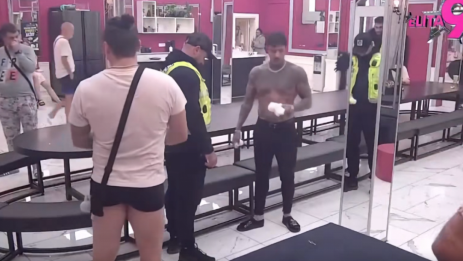 Filip Đukić maramicom briše krv 