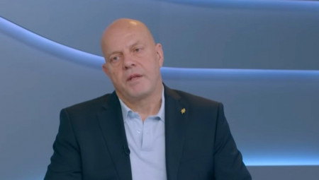 Tri decenije nakon što je Dejtonski sporazum zaustavio rat, BiH se ponovo našla na raskršću: između prvobitnog principa ravnopravnosti naroda i duboko ukorenjene prakse stranog nadzora. Politikolog i poslanik "Mi - snaga naroda" Aleksandar Pavić upozorava da je Zapad od Dejtona napravio produženo primirje, a od BiH - koloniju u kojoj je suverenitet postao opasna ideja. Republika Srpska insistira na duhu dogovora, a Sarajevo, tvrdi on, po svaku cenu brani sistem staratelja.