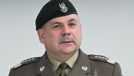 Duge zimske noći i predstojeći božićni praznici "najpogodnije su vreme za napad na bezbednost Poljske", upozorio je danas načelnik Generalštaba oružanih snaga, general Veslav Kukula