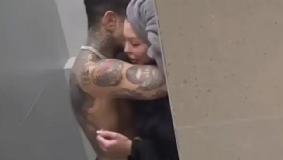 Maja Marinković i Filip Đukić u toaletu 