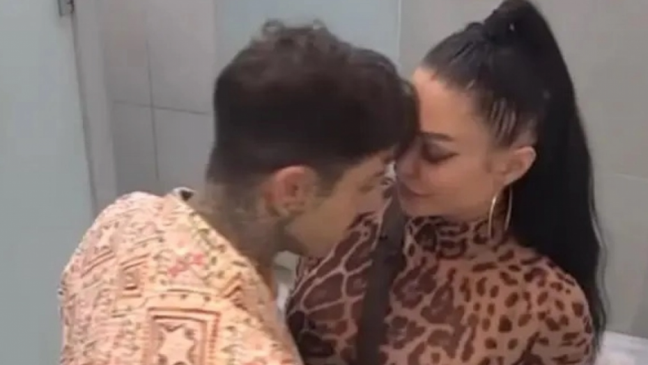 Maja Marinković i Filip Đukić u toaletu 