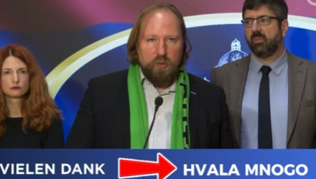 Dok je nemački poslanik, član Zelenih govorio kako, između ostalog, govori i kako Srbija treba da uvede sankcije Rusiji, ispod je pisalo "Hvala mnogo" i na srpskom i nemačkom jeziku