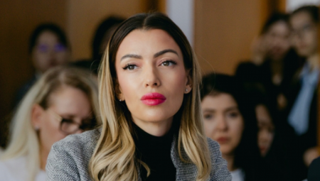 Potpredsednica Vlade i ministarka privrede Adrijana Mesarović povodom napada na predsednika Vučića poručila je Mariniki Tepić da gleda svoje okruženje ogrezlo u kriminalu