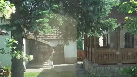 Reč je o dvospratnici s velikim dvorištem u kome su još dve manje kuće, šupa i letnja kuhinja