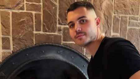 Viktor je prenosio hleb, snimio je i slaninu u kotliću, a u pećnici u dvorištu spremali su razne sprecijalitete