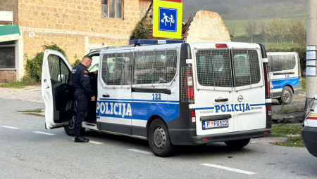 Bivṣ̌i pomoćnik direktora Uprave policije Dejan Knežević i nekadašnji šef Odseka za suzbijanje teških krivičnih dela Milorad Žižić, privedeni su na sasluṣ̌anje u zgradu Specijalnog državnog tužilaṣ̌tva (SDT)