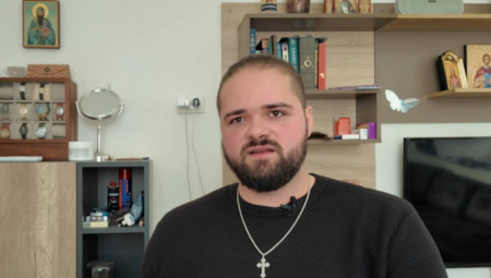 Mladi Amerikanac koji je SAD zamenio Srbijom već dve i po godine otkriva našu zemlju na način kakav retko koji stranac doživi. Ime Bejzil zamenio je imenom Vasilije, a potreba za mirom i duhovnim uporištem dovela ga je pravo na Balkan. Danas se sprema da upiše Teološki fakultet u Beogradu i priznaje da ga je ovo podneblje osvojilo mnogo brže nego što je očekivao